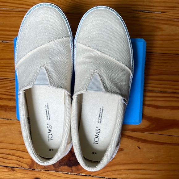 Just like new. Toms. Wrong size too big. - Picture 2 of 4